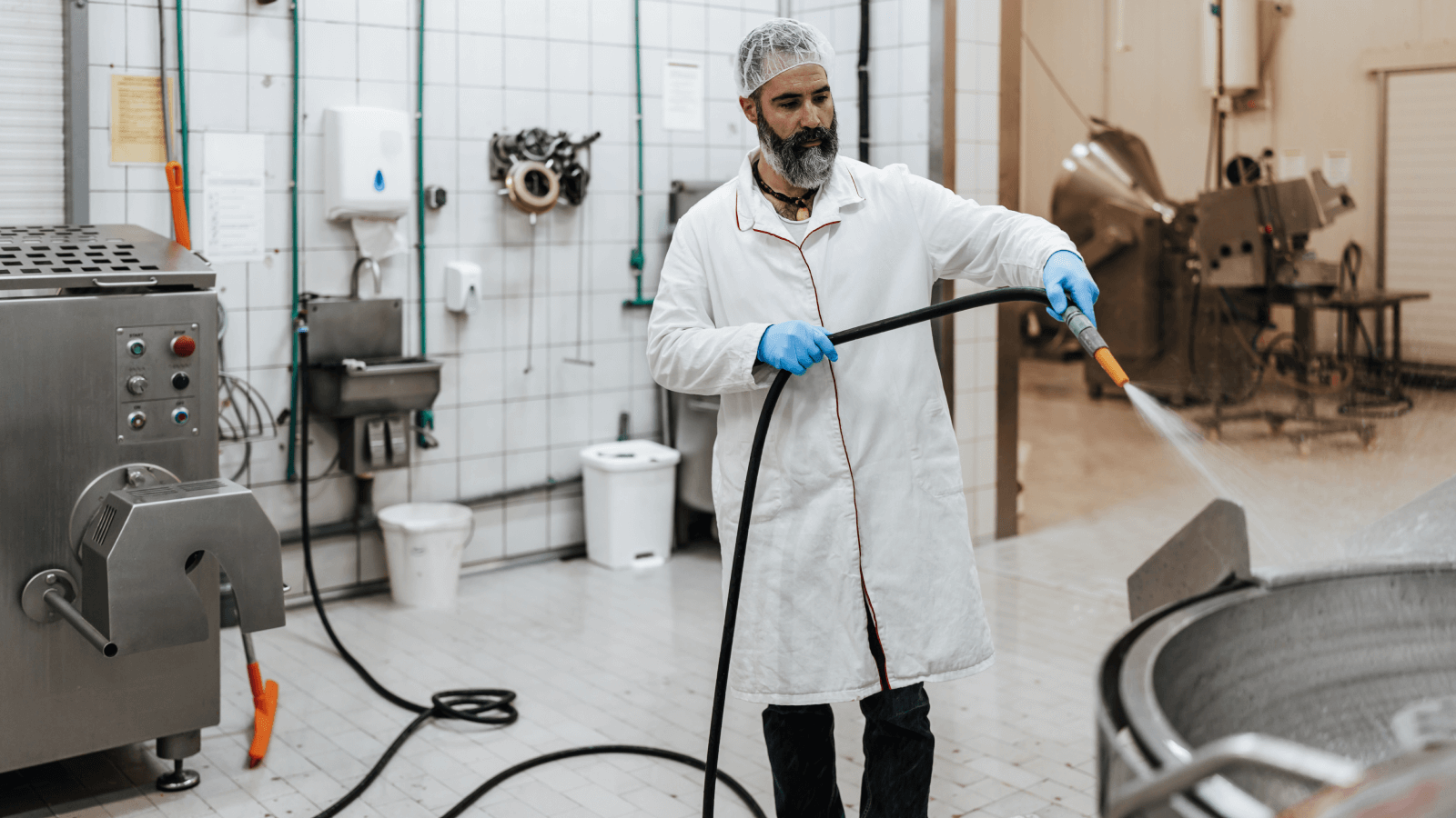 installation industrielle en cours de nettoyage pour réduire la propagation des germes et maintenir la productivité